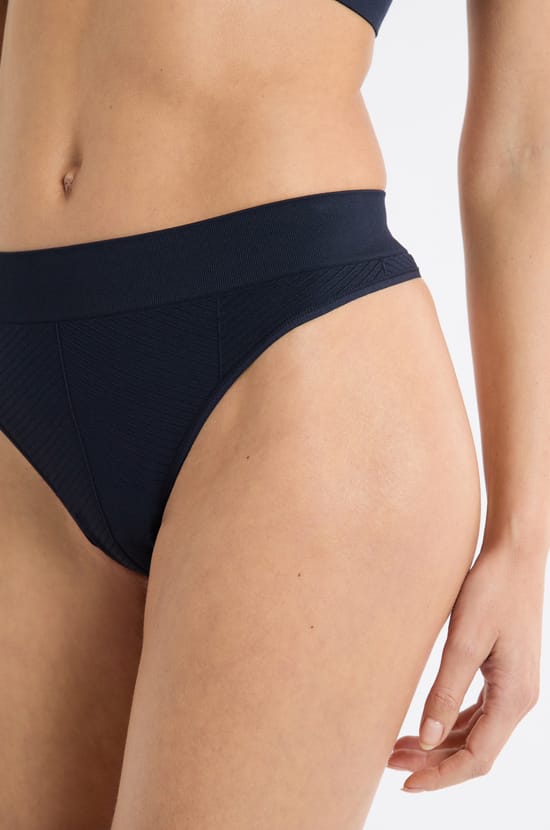 Seamless Thong;${refinementColor}