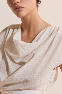 Top &agrave; col b&eacute;nitier cintr&eacute; &agrave; la taille;${refinementColor}