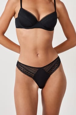  Tanga con detalles de encaje ;${refinementColor}