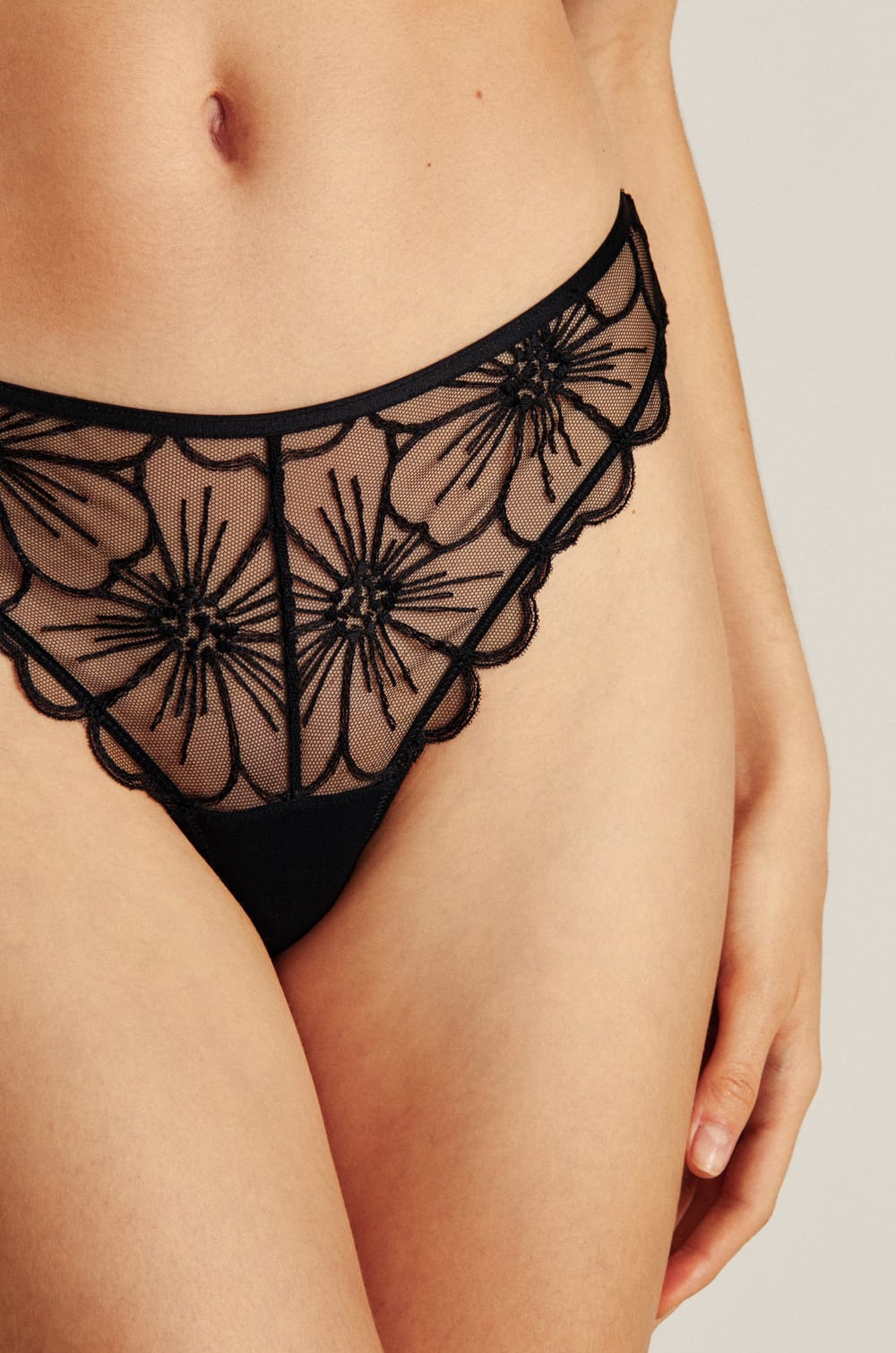 Tanga con bordados;${refinementColor}