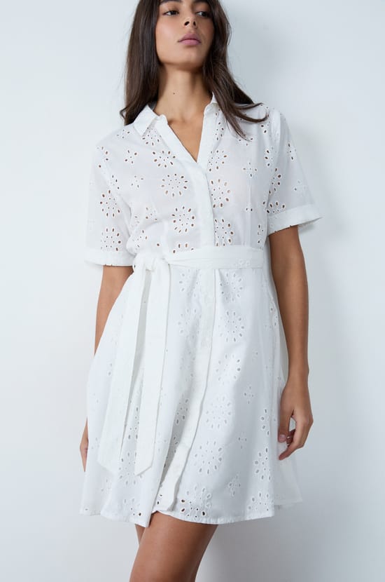 Robe courte en broderie anglaise;${refinementColor}