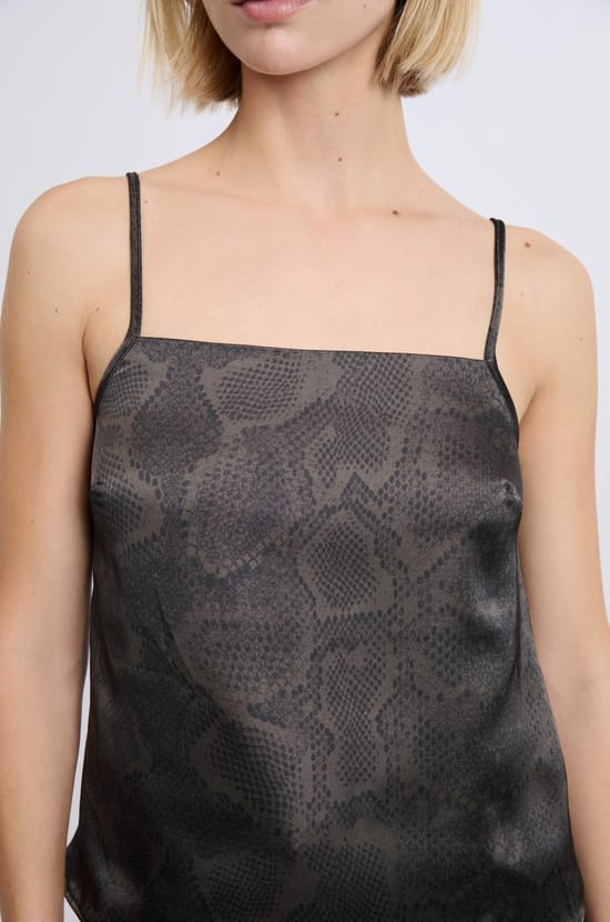 Caraco satin&eacute; &agrave; fines bretelles imprim&eacute; serpent;${refinementColor}