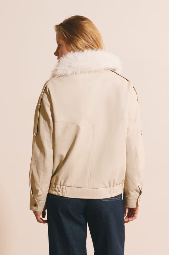 Veste courte en similicuir avec col fausse fourrure;${refinementColor}