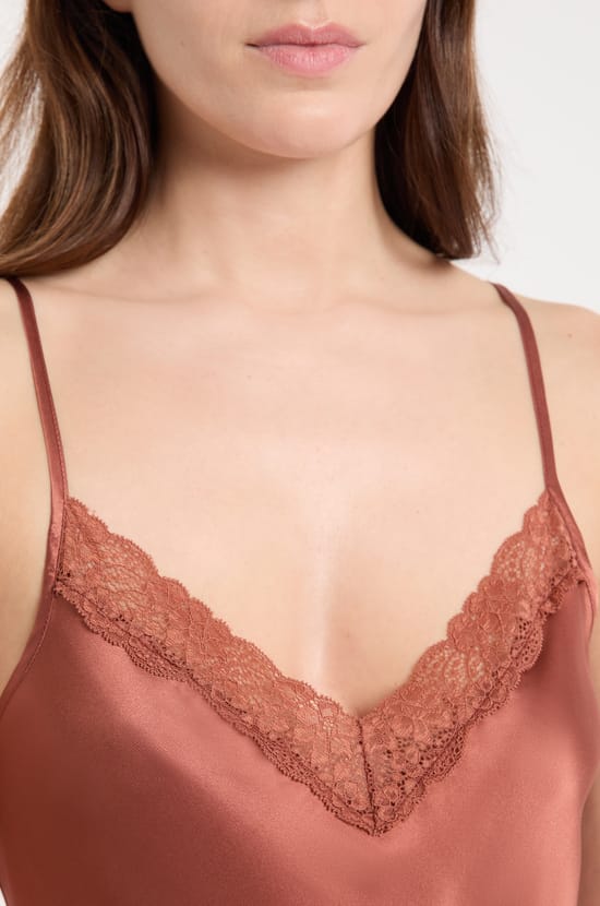 Nuisette en soie détails dentelle;${refinementColor}