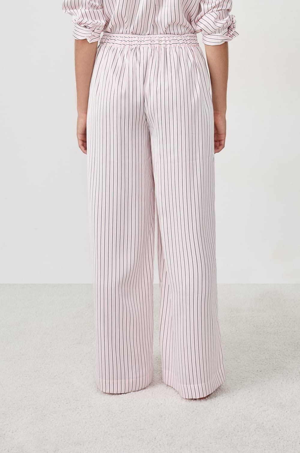 Pantal&oacute;n de sat&eacute;n a rayas;${refinementColor}