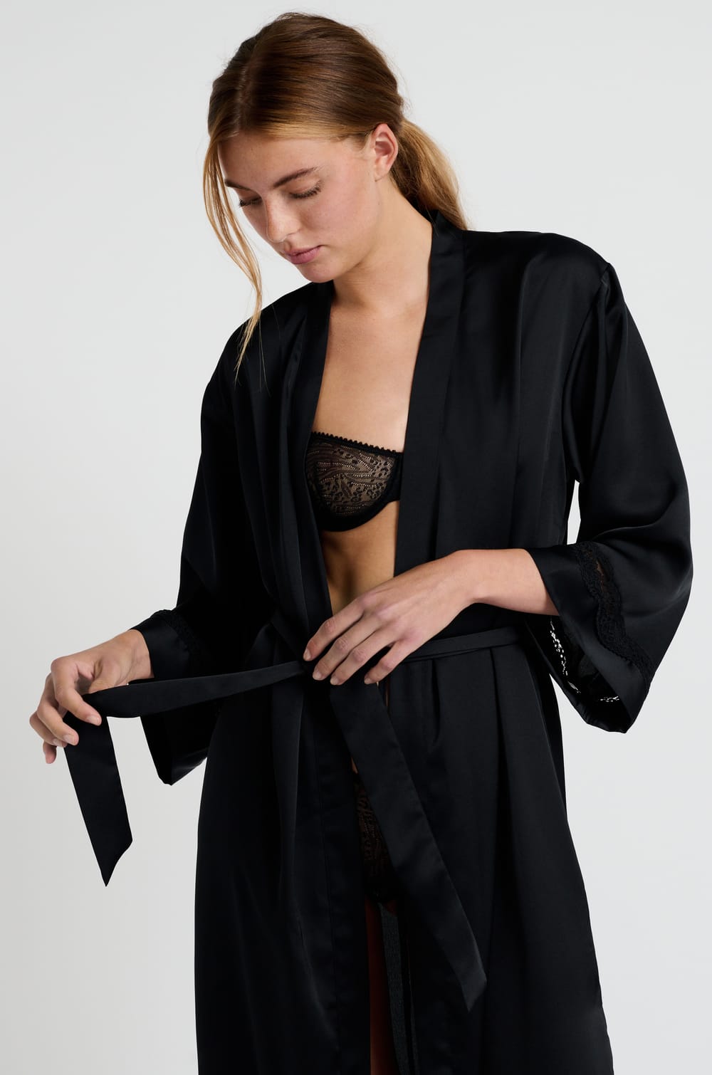 Langer Kimono aus Satin;${refinementColor}