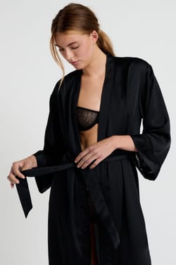 Langer Kimono aus Satin;${refinementColor}