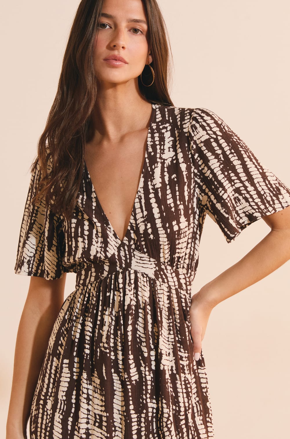 Robe longue col V &agrave; motifs;${refinementColor}