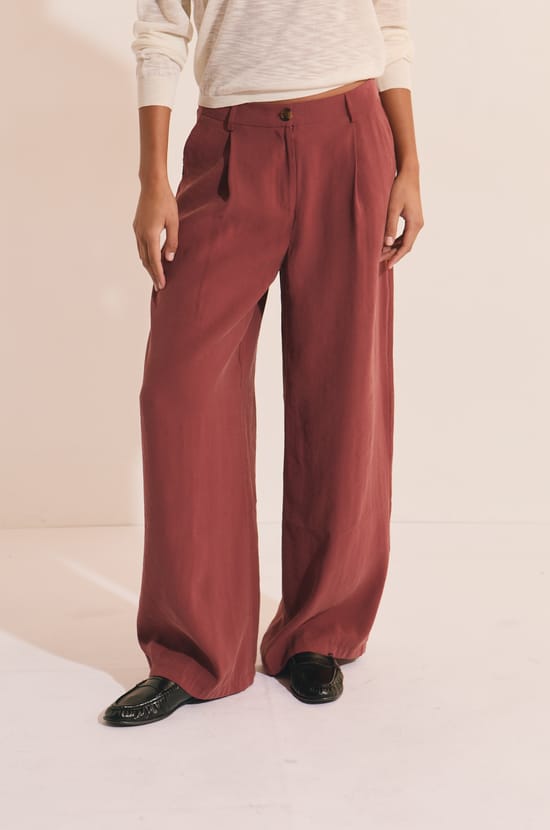 Pantalon anchos con pinzas;${refinementColor}