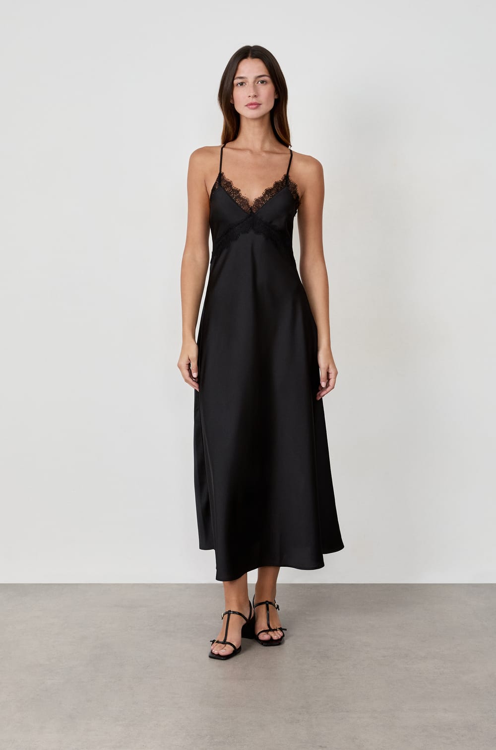 Long dress with lace collar;${refinementColor}