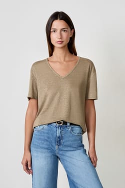 Playera cuello en V 100% lino;${refinementColor}
