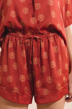 Short de pyjama &agrave; motifs fleurs satin&eacute;;${refinementColor}