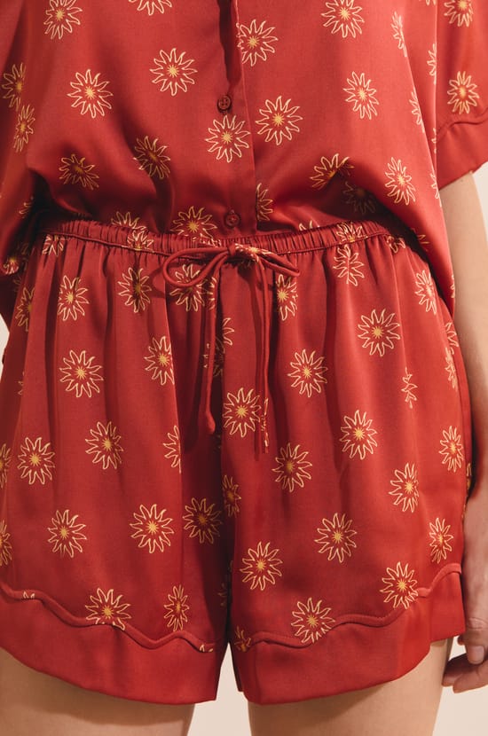 Short de pyjama &agrave; motifs fleurs satin&eacute;;${refinementColor}
