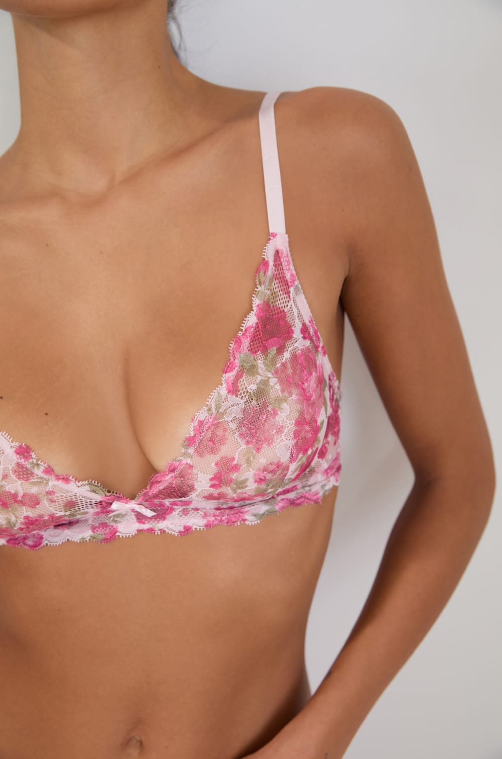 Soutien-gorge triangle en dentelle;${refinementColor}