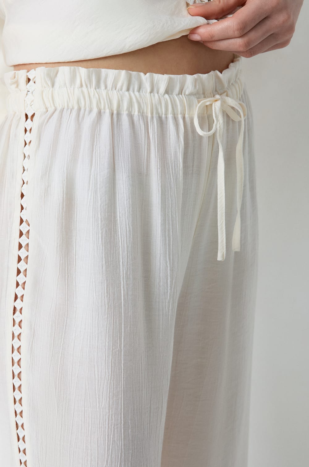 Pantalon de pyjama large &agrave; motifs ajour&eacute;s;${refinementColor}