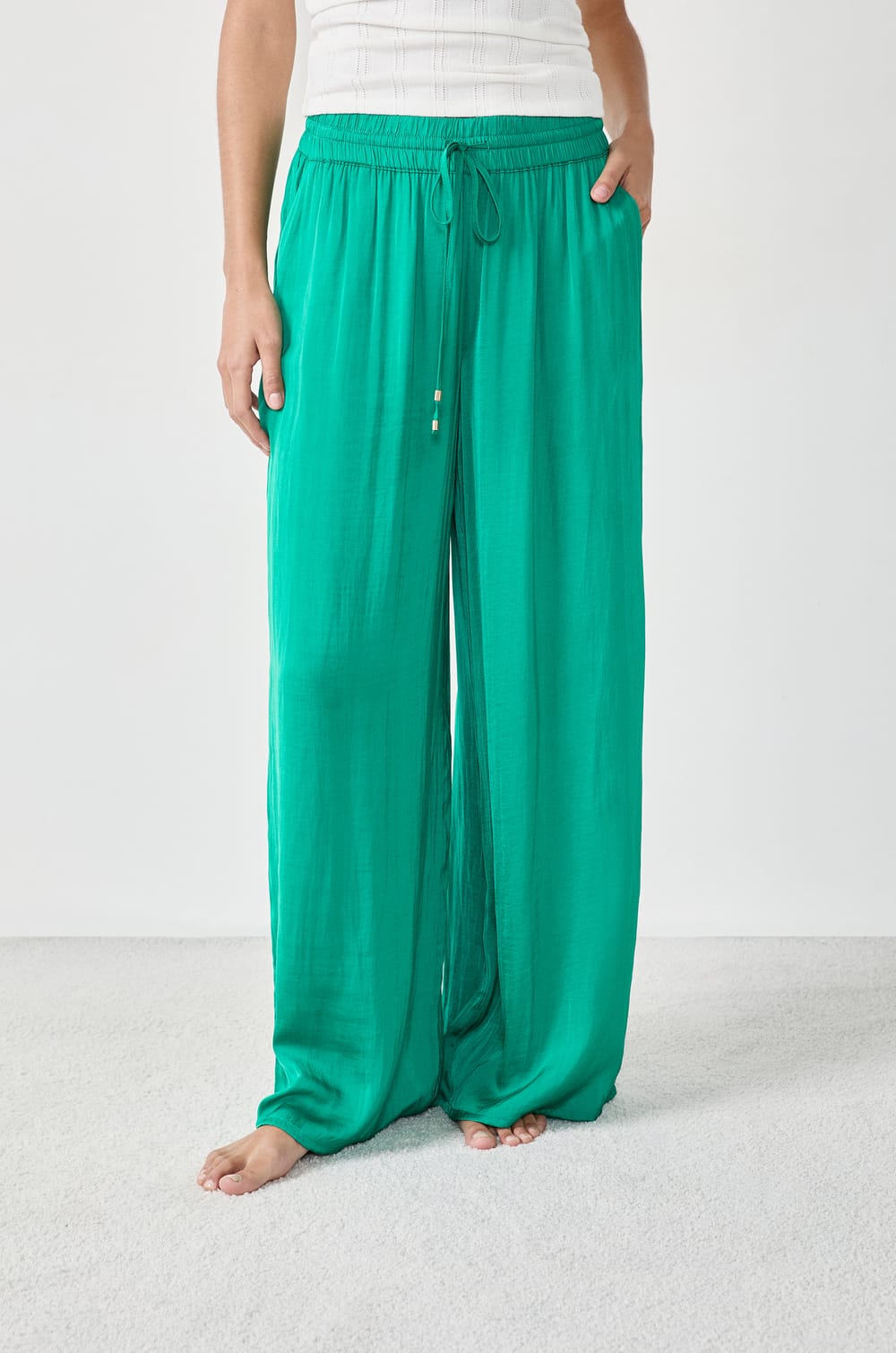 Pantalon satiné coupe large;${refinementColor}