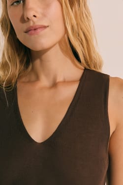 T-shirt sans manches col V;${refinementColor}