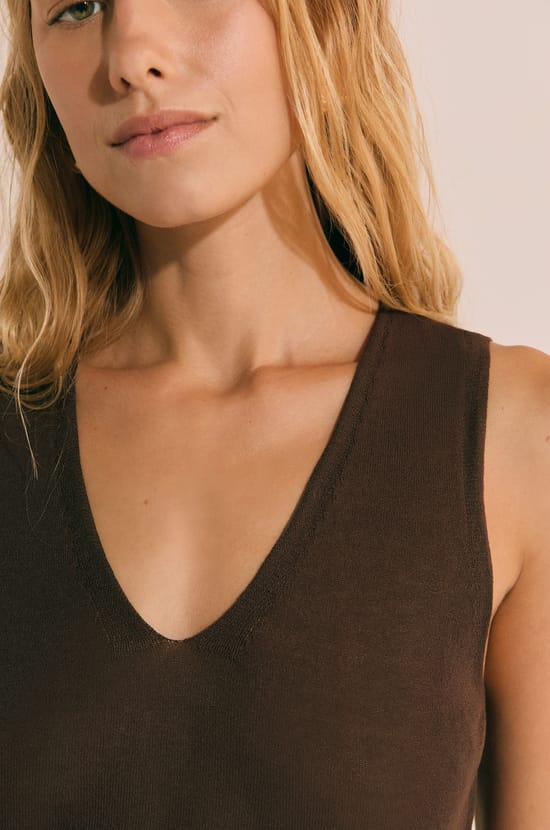 T-shirt sans manches col V;${refinementColor}