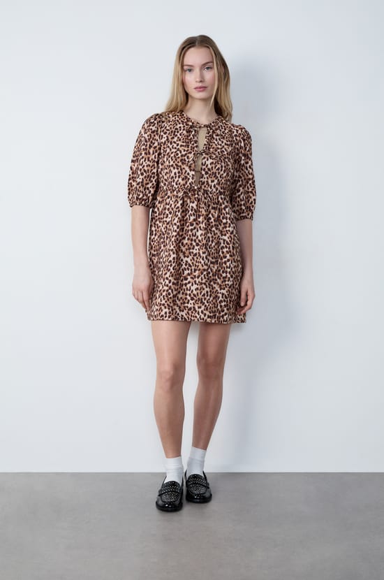 Robe nouée sur le devant à motifs léopard;${refinementColor}