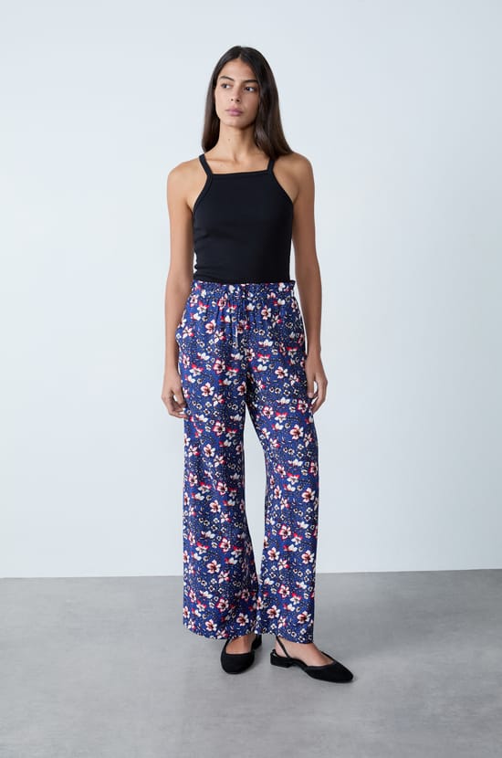 Pantalon large &agrave; motifs fleuris;${refinementColor}