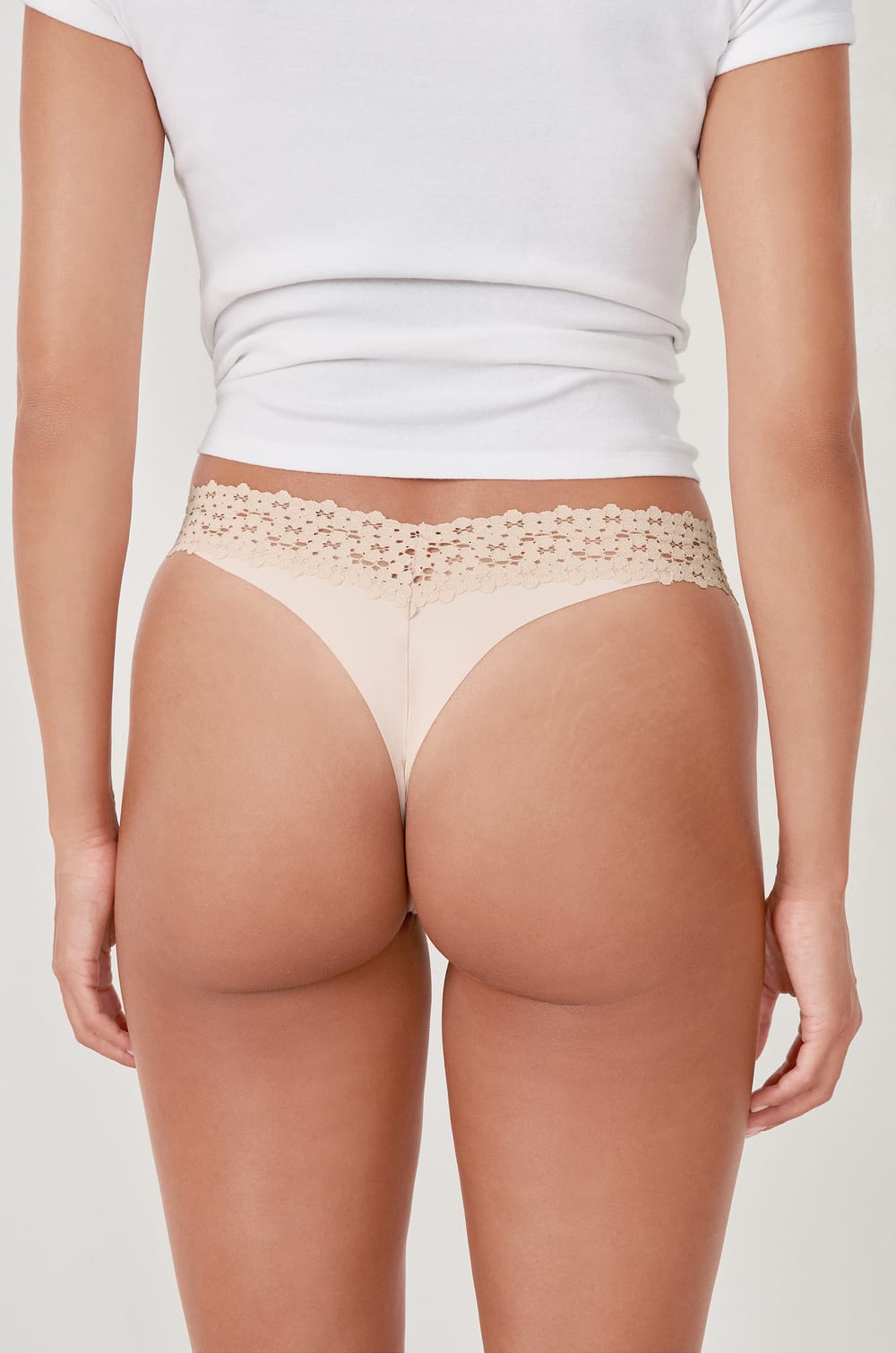 Tanga con motivos de encaje;${refinementColor}