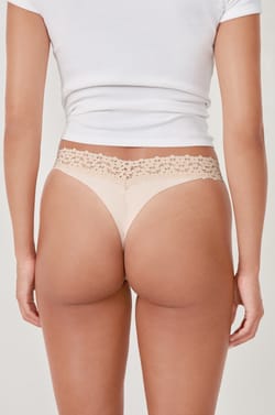 Tanga con motivos de encaje;${refinementColor}