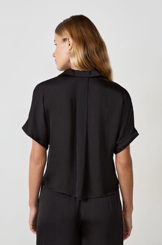 Chemise manches courtes satin&eacute;e;${refinementColor}