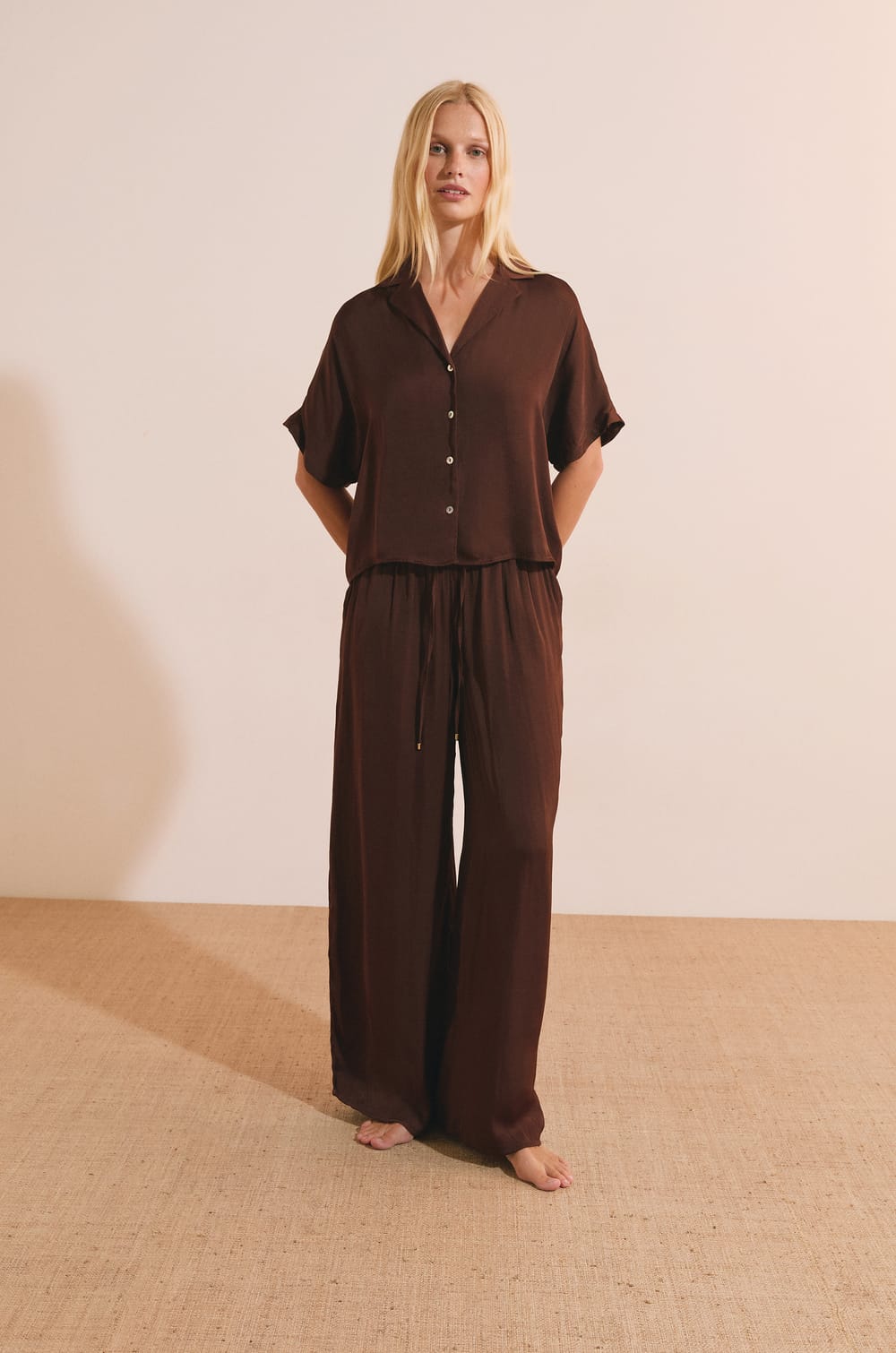 Chemise de pyjama manches courtes satin&eacute;e;${refinementColor}