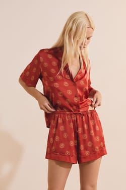 Short de pyjama &agrave; motifs fleurs satin&eacute;;${refinementColor}