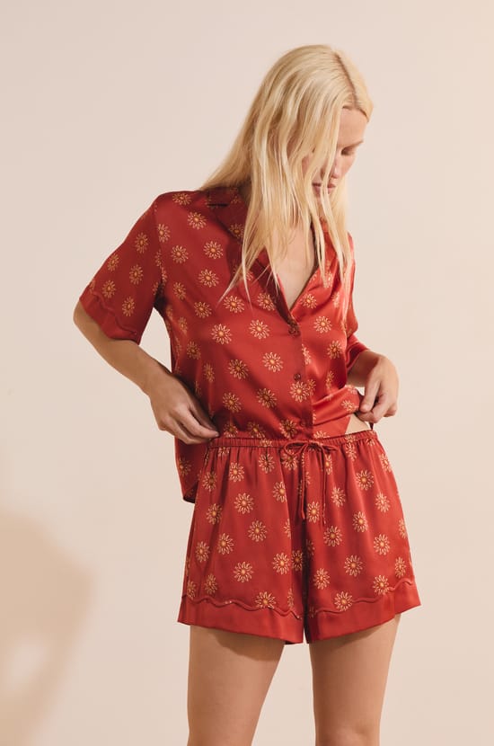 Short de pyjama &agrave; motifs fleurs satin&eacute;;${refinementColor}