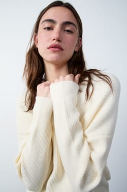 Long-sleeved V-neck sweater;${refinementColor}