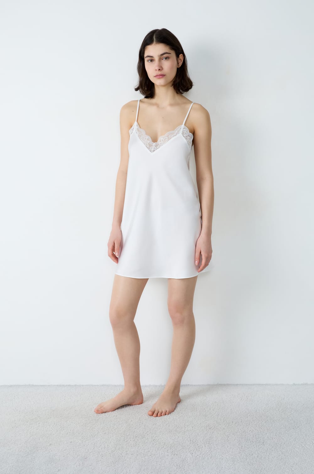 Nuisette courte satin&eacute;e d&eacute;tails dentelle;${refinementColor}