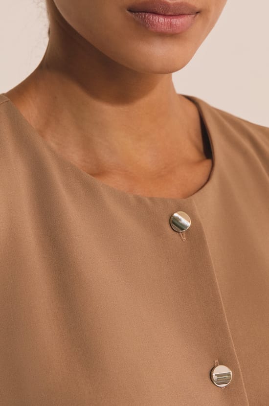 Robe courte sans manches;${refinementColor}