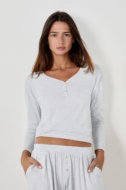 Camiseta cuello en V manga larga;${refinementColor}