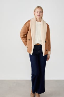 Manteau court en fausse fourrure;${refinementColor}
