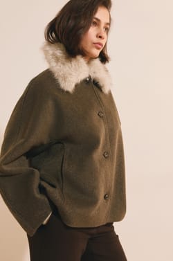Manteau court avec col fausse fourrure;${refinementColor}