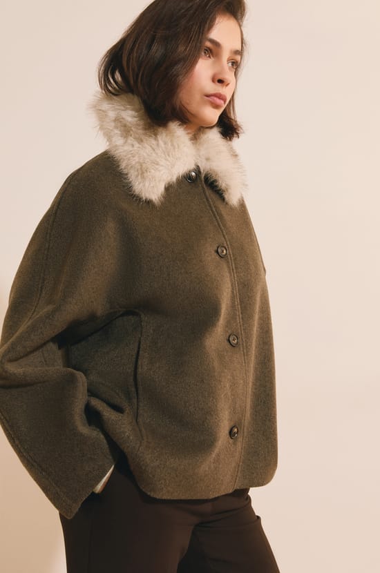 Manteau court avec col fausse fourrure;${refinementColor}