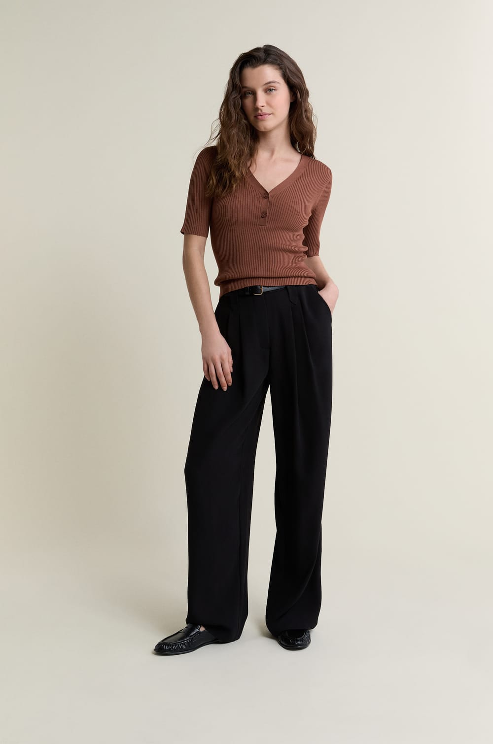 Pull col V manches courtes c&ocirc;tel&eacute;;${refinementColor}