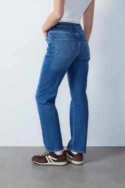 Straight Cut Jeans;${refinementColor}