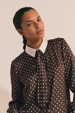 Chemise satin&eacute;e &agrave; pois avec cravate;${refinementColor}