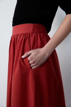 Fluid mid-length skirt with pockets;${refinementColor}