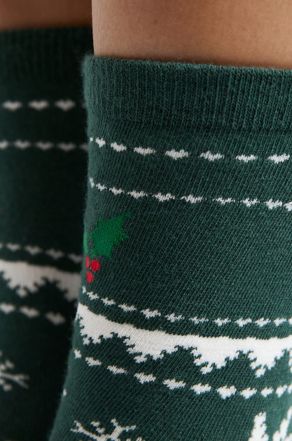 Fine knit patterned socks;${refinementColor}
