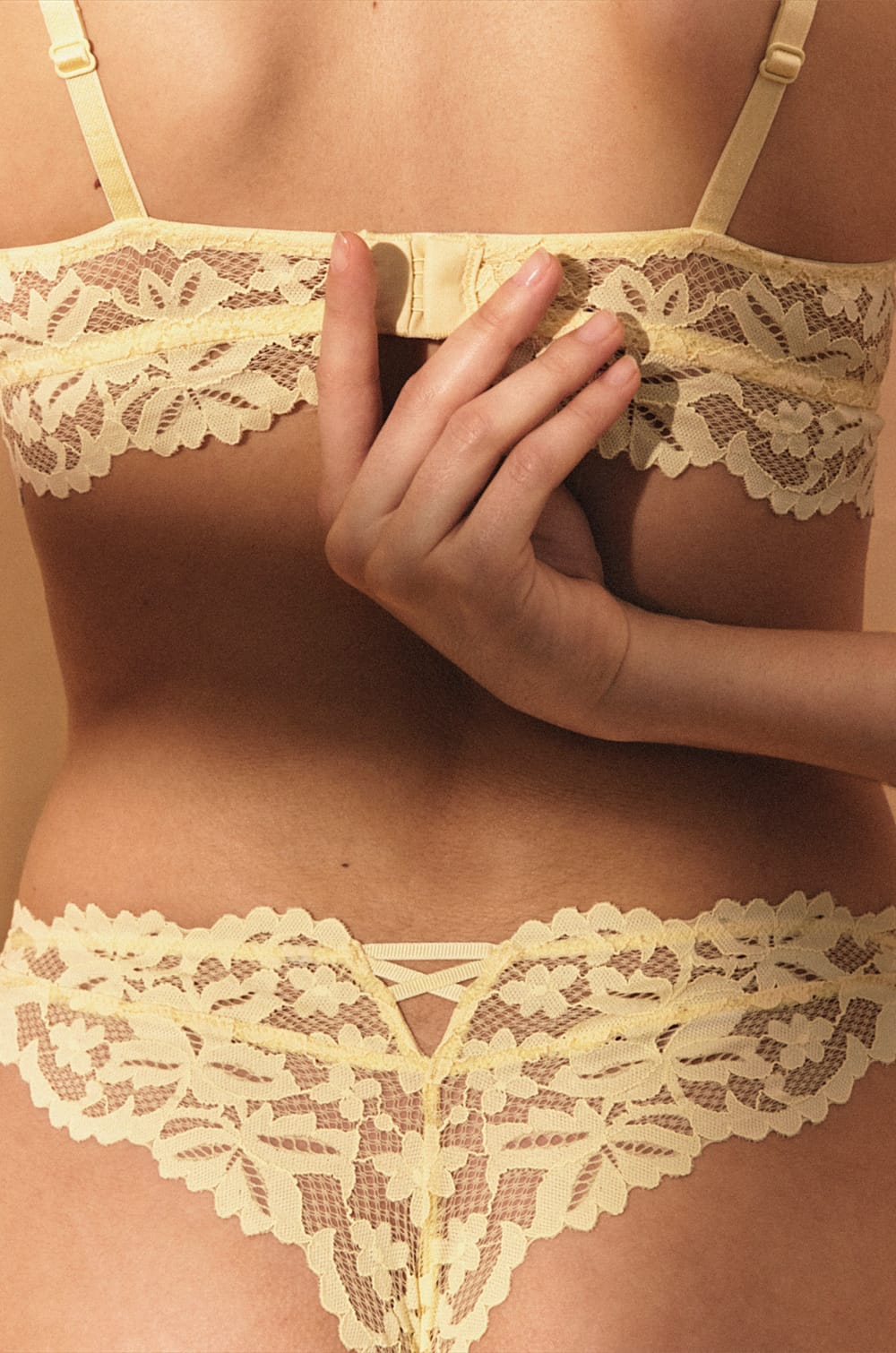 Tanga en dentelle;${refinementColor}