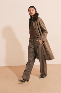 Manteau long avec col en fausse fourrure;${refinementColor}