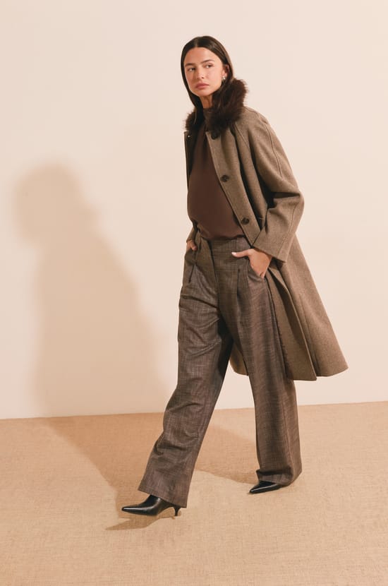Manteau long avec col en fausse fourrure;${refinementColor}