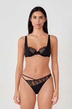 Tanga en dentelle;${refinementColor}
