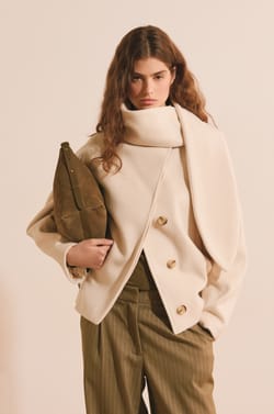Manteau court avec &eacute;charpe int&eacute;gr&eacute;e et laine;${refinementColor}