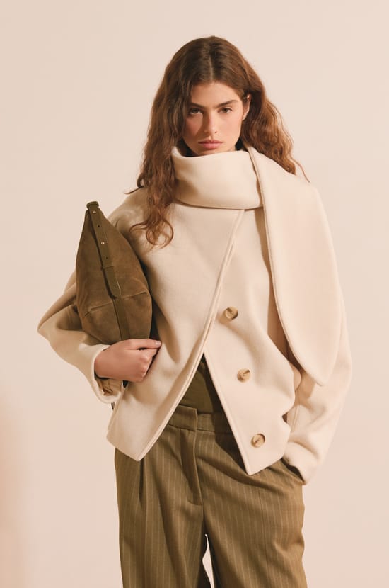 Manteau court avec &eacute;charpe int&eacute;gr&eacute;e et laine;${refinementColor}