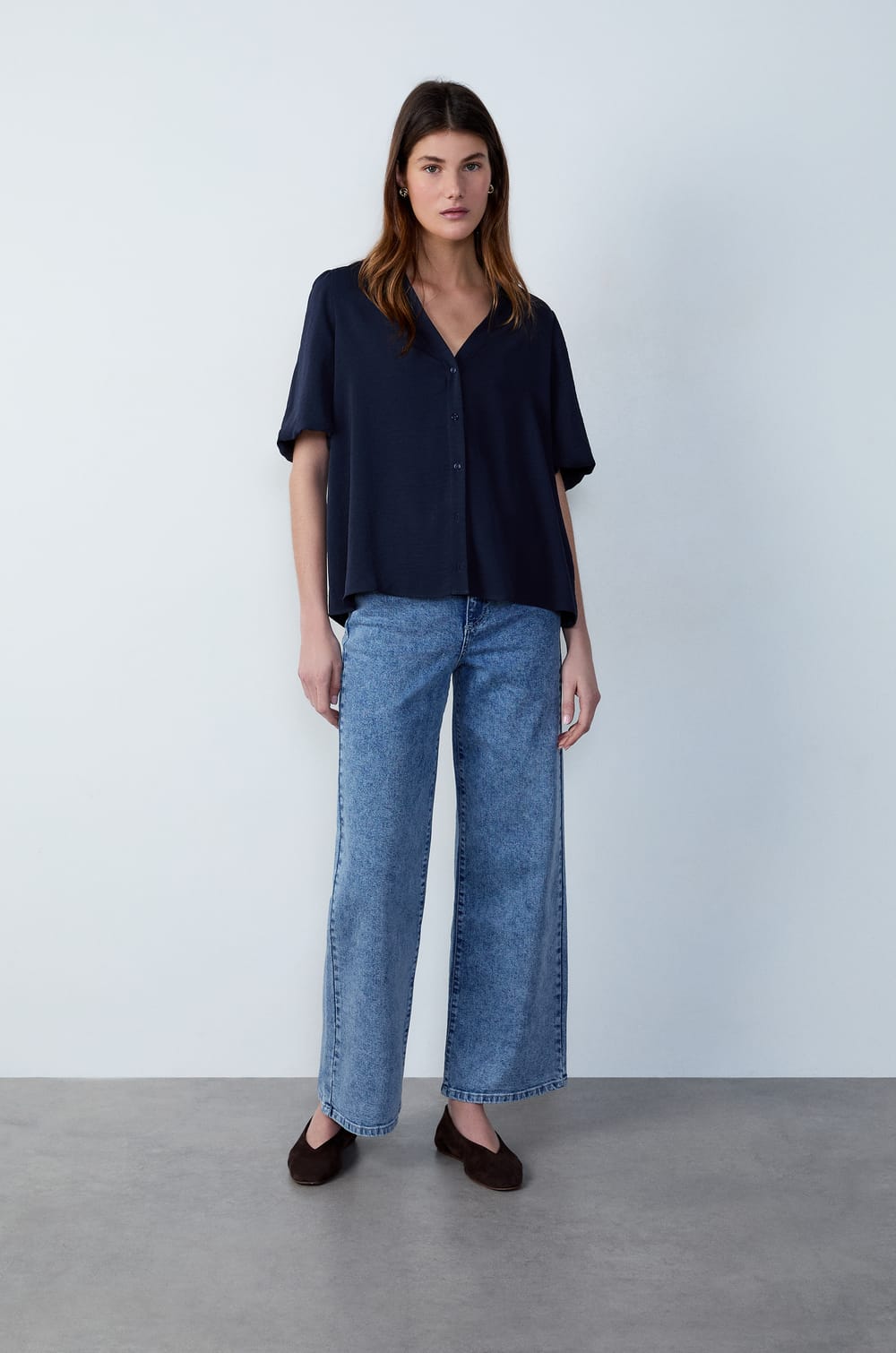 V-neck short-sleeved shirt;${refinementColor}