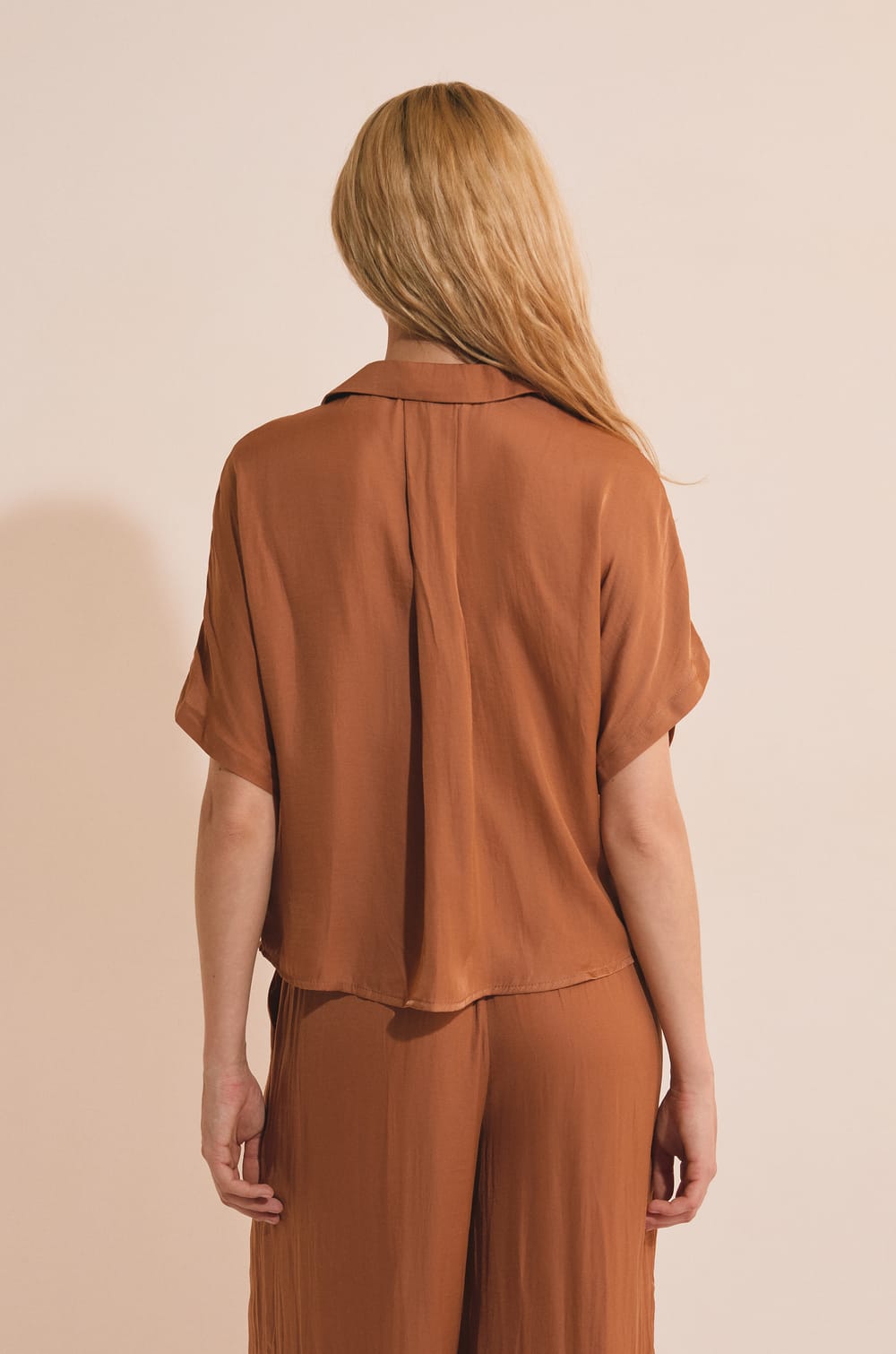 Chemise de pyjama manches courtes satin&eacute;e;${refinementColor}